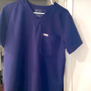Men’s small fig scrub top